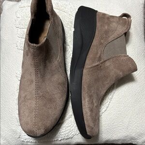 W8 Earth Origins vegan suede ankle boots